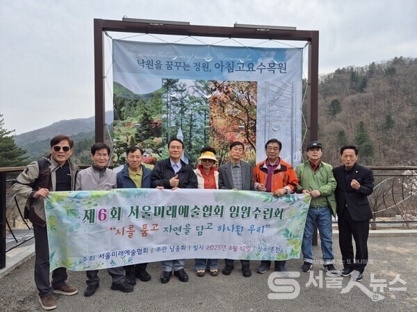 ▲ 배정규 대표(좌측 2)가 이덕희 회장(중앙)과 임원들이 기념사진을 촬영하는 모습.