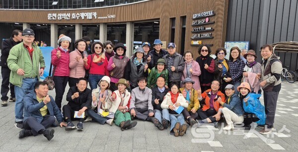 ▲서울미래예술협회 임원들이 삼악산 케이블카를 타기 전 기념사진을 촬영하고 있다.