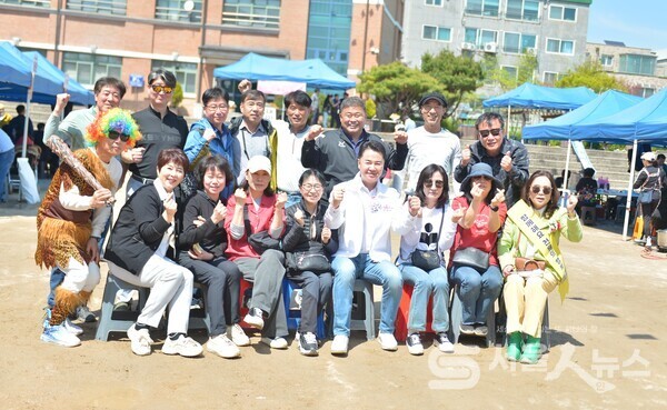 ▲‘제14회 한마음 바자회’에 참석한 오언석 도봉구청장(앞줄 우 4)과 동문들이 파이팅을 외치며 기념사진을 촬영하고 있는 모습.