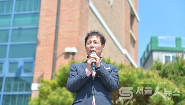 ▲김명곤 총동문회장이 ‘제14회 한마음 바자회’에서 인사말을 전하고 있는 모습.