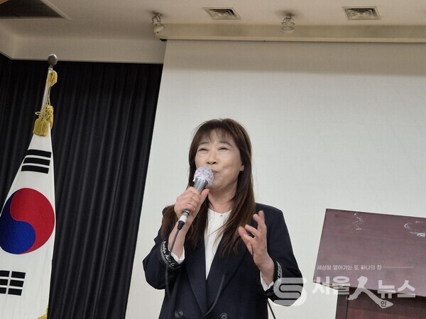 ▲박정희해남 강북문인협회 지회장이 인사말을 하는 모습.