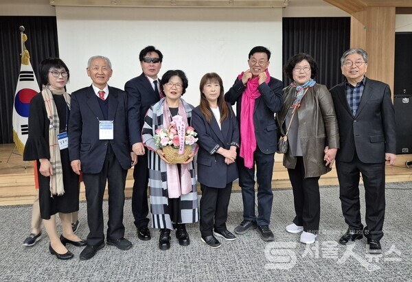 ▲박정희해남 강북문협 지회장(우측 4)이 윤보영 시인(우측 3)과 임원들이 ‘문학강연 및 시 낭송회’를 마치고 기념사진을 촬영하는 모습.