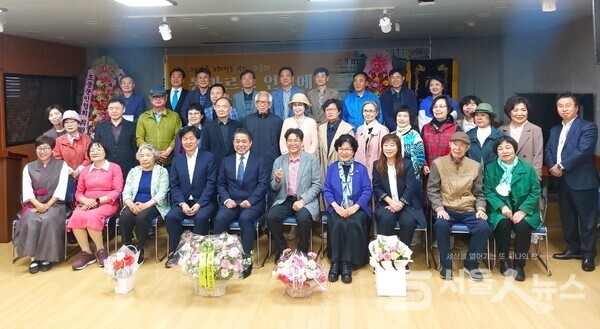 ▲조금래 시인이 ‘몽마르뜨 언덕에 흐르는 꿈’ 출판기념회를 마치고 내·외빈과 기념사진을 촬영하고 있다.