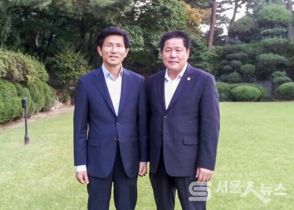 ▴도봉구의회 안병건 의장(오른쪽)이 10여 년 전, 김문수 경기도지사(왼쪽)와 지역현안에 대해 논의를 마치고 도지사공관에서 기념사진을 찍은 모습.