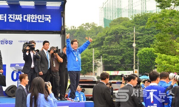 ▲이재명 대선후보가 강북구 북서울꿈의숲 서문광장 아트센터 앞에서 연설을 마치고 유권자들에게 기호1번 엄지척하며 단상에서 내려오고 있다.