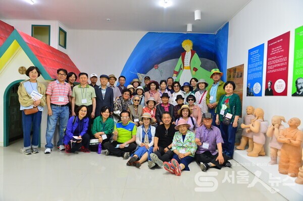 ▲한휘준 회장(좌측 두 번째줄 2)이 도봉문인협회에서 실시한 '2025년 도봉문학탐방' 잔아문학박물관 실내에서 회원들과 기념사진을 촬영하고 있다.