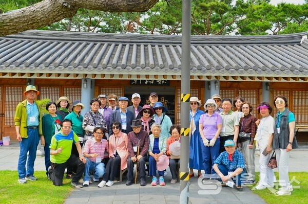 ▲한휘준 회장(앞줄 좌측 2 )이 도봉문인협회에서 실시한 '2025년 도봉문학탐방' 에서 회원들과 세미원 김정희 추사 세한정 앞에서 기념사진을 촬영하고 있다.