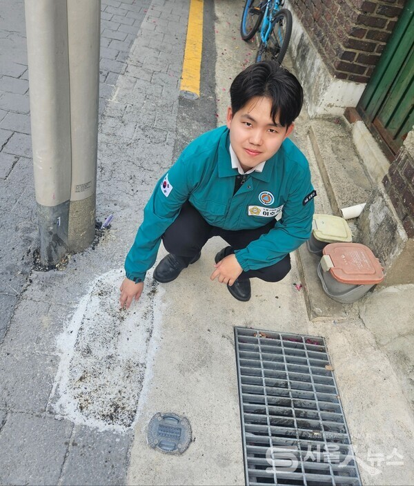 ▲이호석 의원이 창1동 현장에서 공사 완료한 장소에서 설명하는 모습.