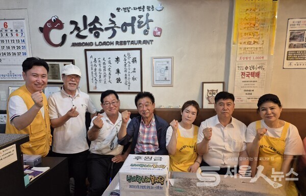 ▲박성규 회장(우측 2)이 ‘신바람노래봉사단’ 일일찻집에서 임원들과 함께 기념사진을 촬영하는 모습.