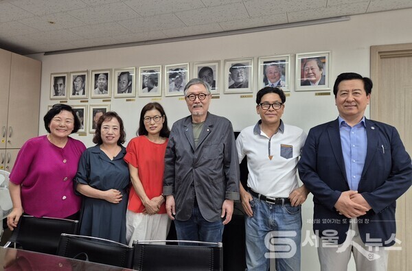 ▲김호운 한국문인협회 이사장(우측 3)과 한휘준 도봉문인협회 회장(우측 2)이 간담회 참석한 임원들과 기념사진을 촬영하는 모습.