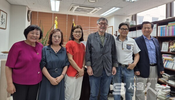 ▲김호운 한국문인협회 이사장(우측 3)과 한휘준 도봉문인협회 회장(우측 2)이 간담회 참석한 김민정 한국문인협회 부이사장(좌 1), 도봉문협 임원들과 기념사진을 촬영하는 모습.