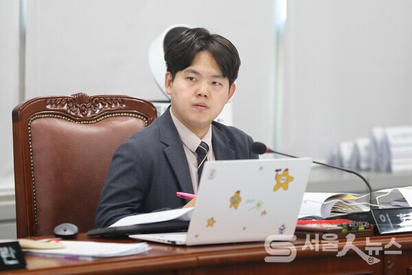 ▲행정기획위원회에서 활동하고 있는 이호석 의원이 지역현안에 대해 질의하고 있는 모습.