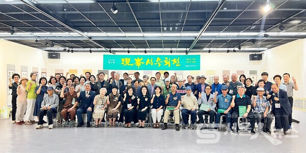 ▴강미애 원장(앞줄 좌 5)이 도봉갤러리에서 현봉서우회전 개막식 행사를 마치고 제자들과 함께 기념사진을 찍고 있다.