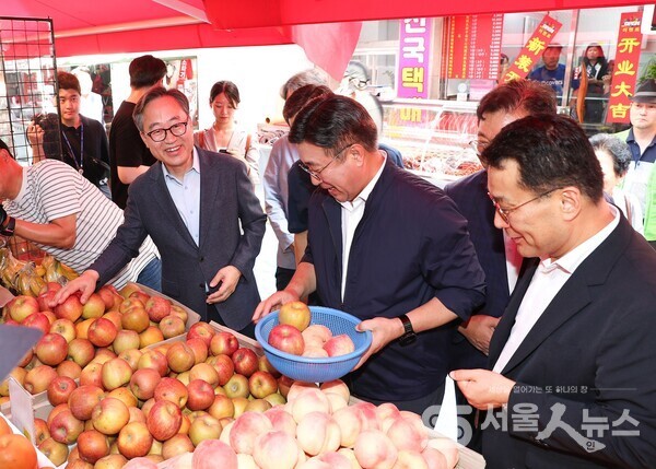 ▲유성훈 금천구청장, 행정안전부 장관과 함께 소비쿠폰 지급 현장 살펴.