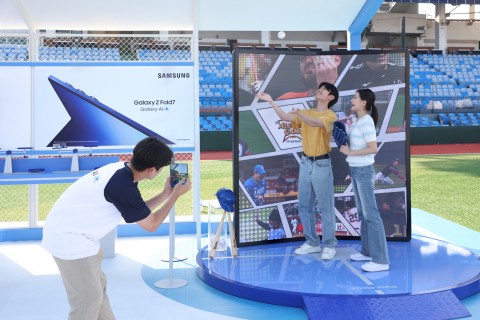 대전 중구 한화 이글스파크 ‘갤럭시 체험존’에서 방문객들이 ‘갤럭시 Z 폴드7’과 함께 구단별 하이라이트 영상을 배경으로 인증샷을 촬영하는 모습