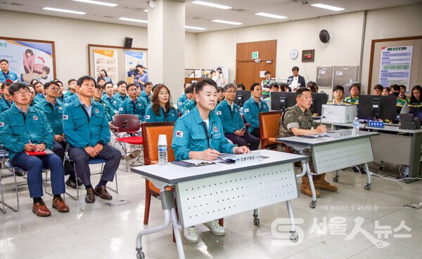 ▴오언석 도봉구청장이 ‘2024년 을지연습’에 참여해 훈련 상황을 지켜보고 있다.