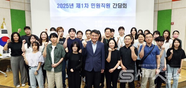 ▲친절 공무원과 오승록 노원구청장과 단체 기념사진을 촬영하는 모습.