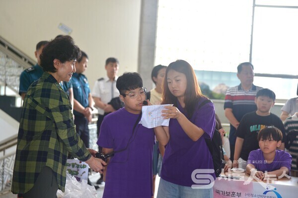 ▴​행사에 참가한 학생이 경찰관에게 직접 손편지를 써온 것을 감사한 마음을 담아 발표하고 있다.