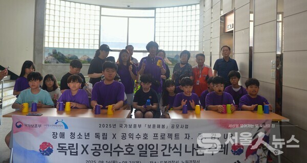 ▴​행사에 참가한 학생들이 경찰관들을 위해 준비한 컵타 공연을 힘차게 선보이고 있다.