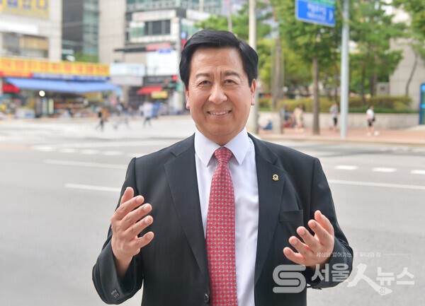 ▴퇴임 이후에도 지역사회의 어려운 이웃을 살피며 봉사를 이어가고 있는 전상욱 회장.