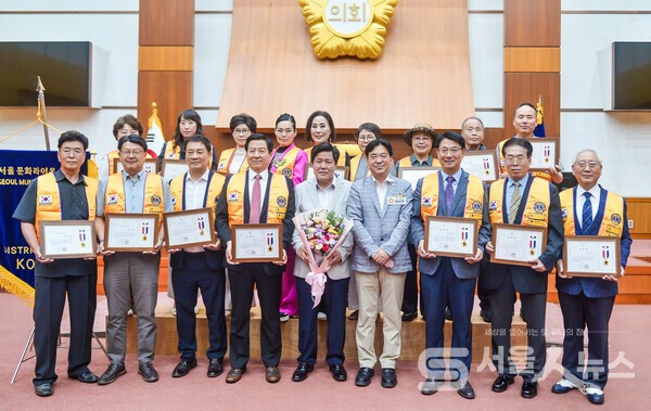 ▴전상욱 회장(앞줄 좌 4)과 안병건 의장(앞줄 중앙)이 의회에서 표창장 수여식을 마치고 수상자들과 함께 기념사진을 찍고 있다.