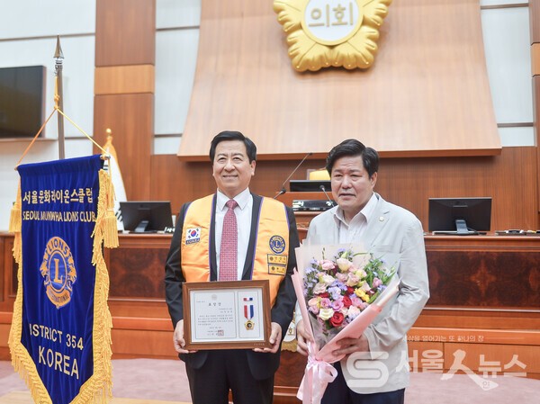 ▴서울문화라이온스클럽 표창장 수여식을 마치고 전상욱 회장(좌)이 안병건 의장(우)과 의회에서 기념사진을 촬영하고 있는 모습.