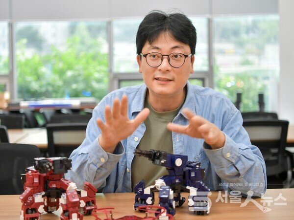 ▴‘기술 교육은 사람의 성장을 이끌어내는 과정’이라고 설명하는 김현석 메이커스쿨 도봉 대표.