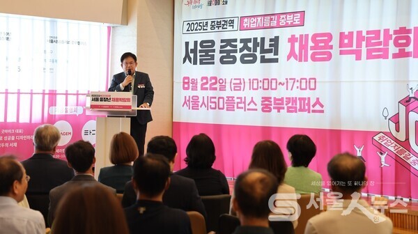 ▲서울 중부권역 중장년 채용 박람회에 참석한 박강수 마포구청장.