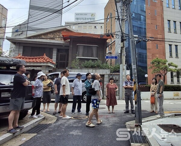 ▲이호석 의원이 주민들과 함께 간담회 하는 장면.