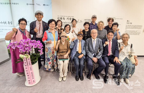 ▴아동문학가 신현득 선생(앞줄 우 4)이 한국문인협회 강정화 부이사장(앞줄 좌 1)과 도봉문화원에서 기념행사를 마치고 서울 강북⋅도봉구에서 활동하고 있는 문학인들과 함께 기념사진을 찍고 있다.