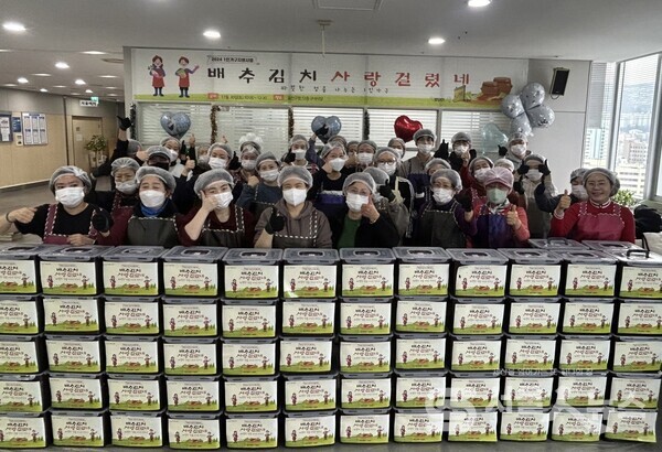 ▲배추 속에 담은 이웃사랑... 금천구, 1인가구 김장 행사 개최