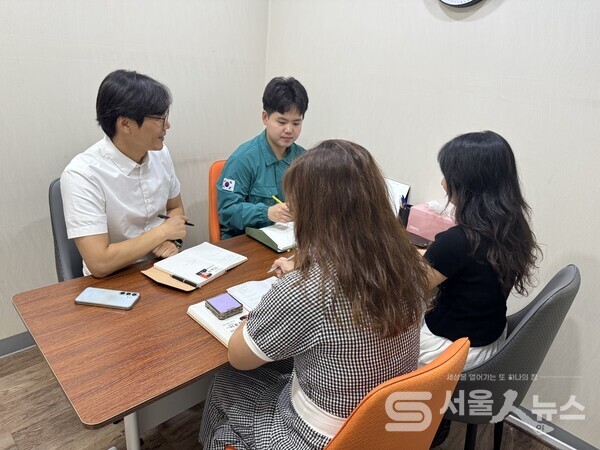 ▲서울시립 창동인터넷중독예방상담센터 방문을 방문해 청소년 맞춤형 상담·교육 현황을 점검하며 간담회를 하고 있다.