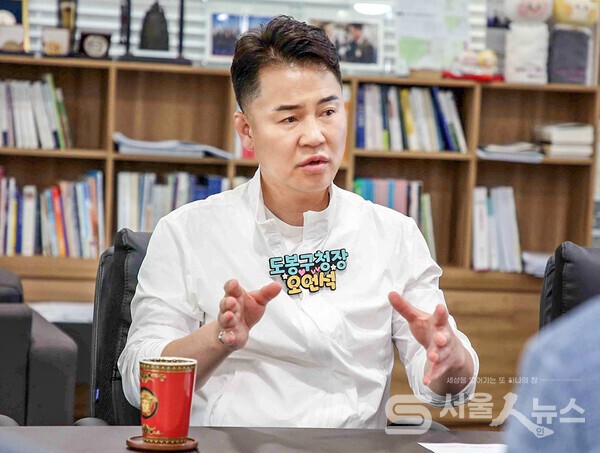 ▴혁신적인 서비스를 통해 ‘스마트 허브도시’로 변모하는 구의 앞선 행정에 대해 설명하고 있는 오언석 도봉구청장.