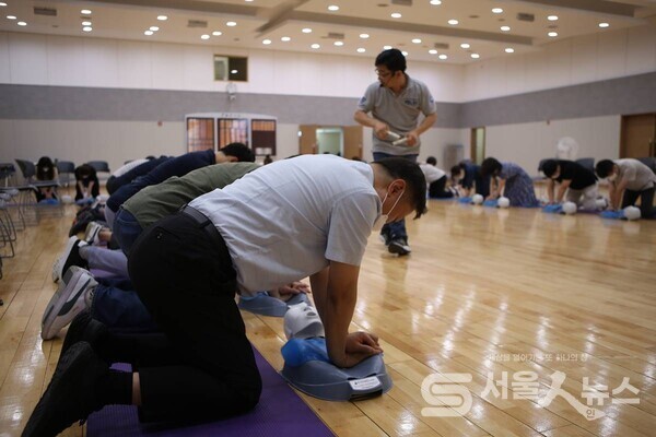 ▲은평구청 전 직원 대상 심폐소생술 교육 모습