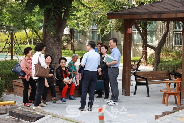 ▲“안녕하세요, 유성훈입니다”…골목구청장의 동네 한 바퀴.