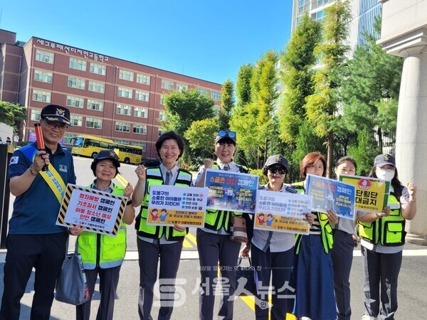 ▲김남희 대장(좌 3)이 이종봉 쌍문파출소장(좌 1)과 세그루패션디자인고등학교 앞에서 도봉구 자율방범연합대 회원들이 ‘학교 주변 범죄 예방 캠페인’ 특별 합동 순찰을 하고 난 후 기념사진을 촬영하고 있다.