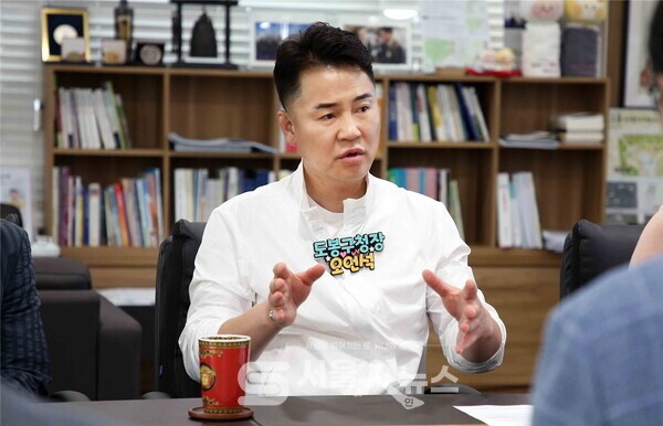 ▴오언석 도봉구청장이 민선 8기 들어 전세대를 아우르는 교육행정 지원에 관한 구체적인 내용을 설명하고 있다.