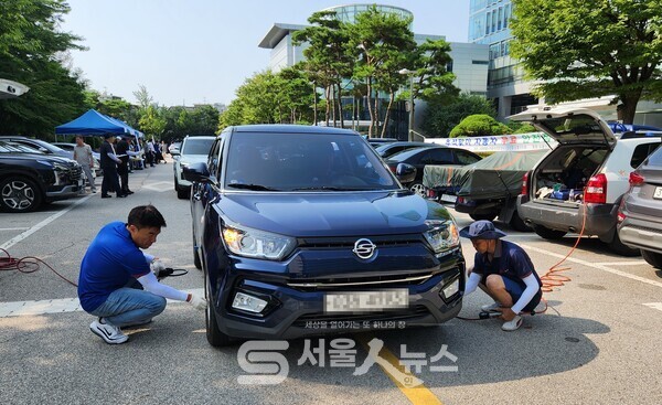▲지난해 ‘추석맞이 자동차 무료 안전점검’ 행사에서 구민이 차량 점검을 받고 있다.