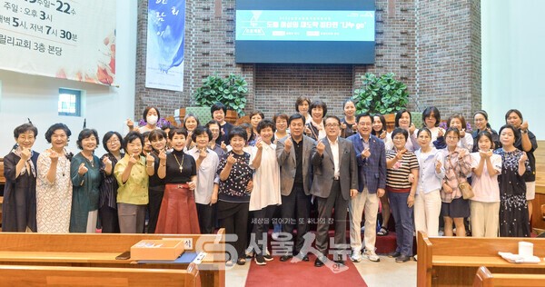 ▴청소년희망브릿지의 ‘성과 공유회 및 수료식’을 마치고 내⋅외빈들이 함께 단체사진을 찍고 있다.(앞줄 왼쪽 9부터 김남희 이사장, 김선동 위원장, 김영복 강사, 박석 서울시의원)