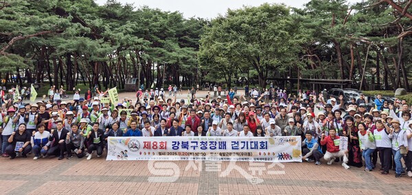 ▲제8회 강북구청장배 걷기대회 개회식을 마치고 강북구걷기협회 회원들과 내·외빈, 회원들이 함께 기념사진을 촬영하고 있다.