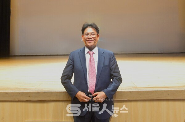 ▴도봉구를 ‘문학의 향기 가득한 도시’로 만들겠다는 포부를 밝힌 한휘준 도봉문인협회장.