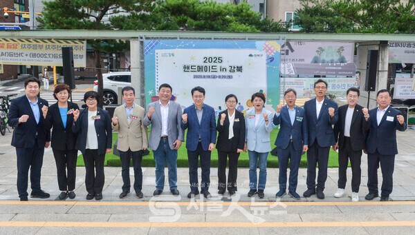 ▴이순희 강북구청장(우 6)과 김명희 의장(우 5)이 ‘2025 핸드메이드in강북’축제에 참석한 내⋅외빈들과 함께 파이팅을 외치며 기념사진을 찍고 있다.