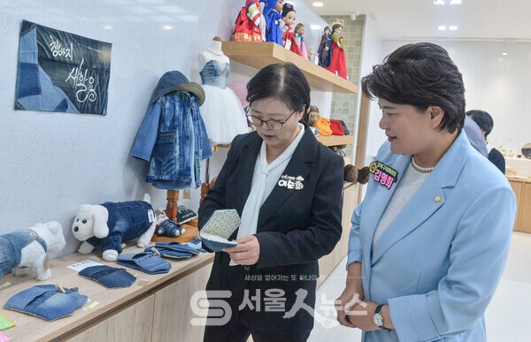 ▴이순희 강북구청장(좌)과 김명희 의장(우)이 진달래홀에서 열린 ‘2025 핸드메이드in강북’공예전시장을 둘러보며 담소를 나누고 있는 모습.