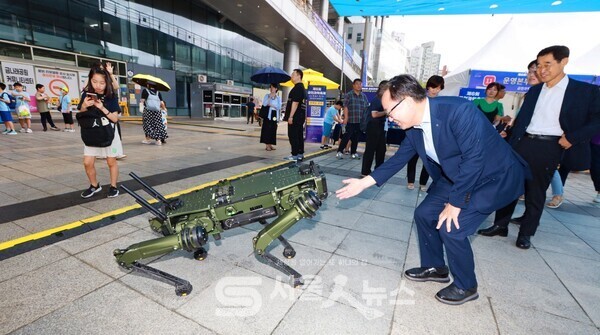 ▲AI와 로봇이 여는 미래, 금천에서 시작되다... 제7회 과학축제 개최에서 로봇과 소통하고 있는 모습.