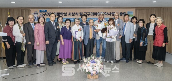 ▴제1회 고구려아이문학상 시상식에서 수상자 권영상 시인(우 8)과 문학인들이 함께 기념사진을 찍고 있다.