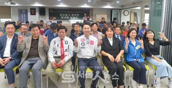 ▲문진 농아인쉼터 회장(앞 우측 3)과 오언석 도봉구청장(앞줄 중앙)이 내·외빈들과 ‘2025년 추석맞이 위안 행사’에서 기념사진을 촬영하고 있다.