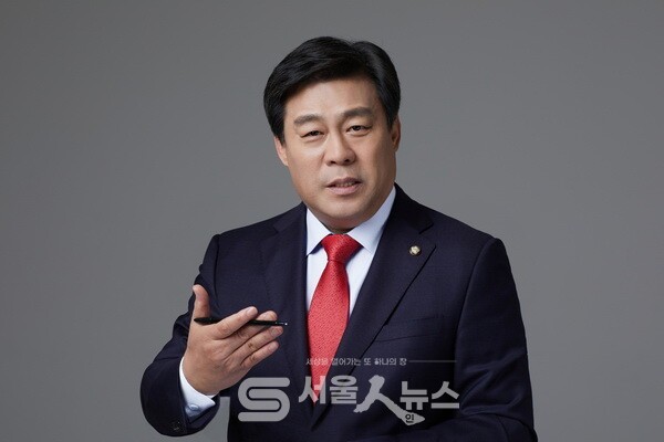 ▴김선동 위원장(사진)이 18대⋅20대 국회의원 시절, 4년 연속 교육부 특별교부금을 확보해 관내학교 체육관 5개 건립과 전무후무한 1,836억 원 예산확보의 추진력은 지금도 회자되고 있다.