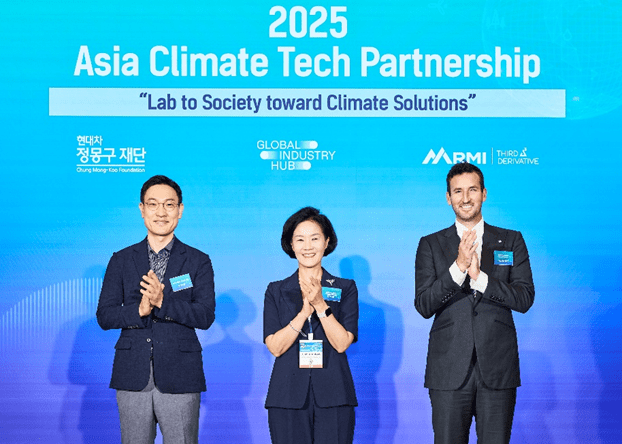 2025 아시아 기후기술 스타트업 파트너십 세레모니. 왼쪽부터 최재호 현대차 정몽구 재단 사무총장, 클라이밋웍스재단 글로벌인더스트리허브 김효은 대표, RMI·Third Derivative Roy Torbert 총괄