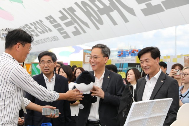 ‘2025 문화도시 박람회’ 홍보관을 둘러보는 김영수 문화체육관광부 차관(가운데), 안병구 밀양시장(오른쪽), 정광렬 지역문화진흥원장(왼쪽)