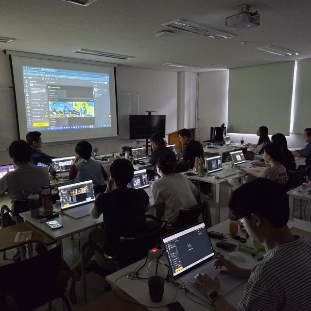 KBS의  AI 적용 애니메이션 ‘전설의 고향 - 구미호’편의 프로듀서였던 강영수 대표가 강의를 진행하고 있다